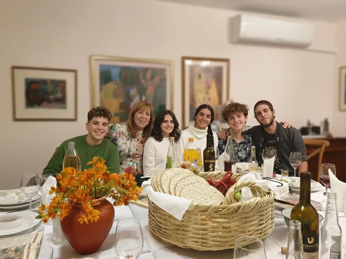 משפחה סביב שולחן ליל הסדר עם סל המידונה